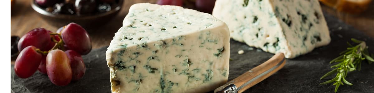 Blue cheese and grapes